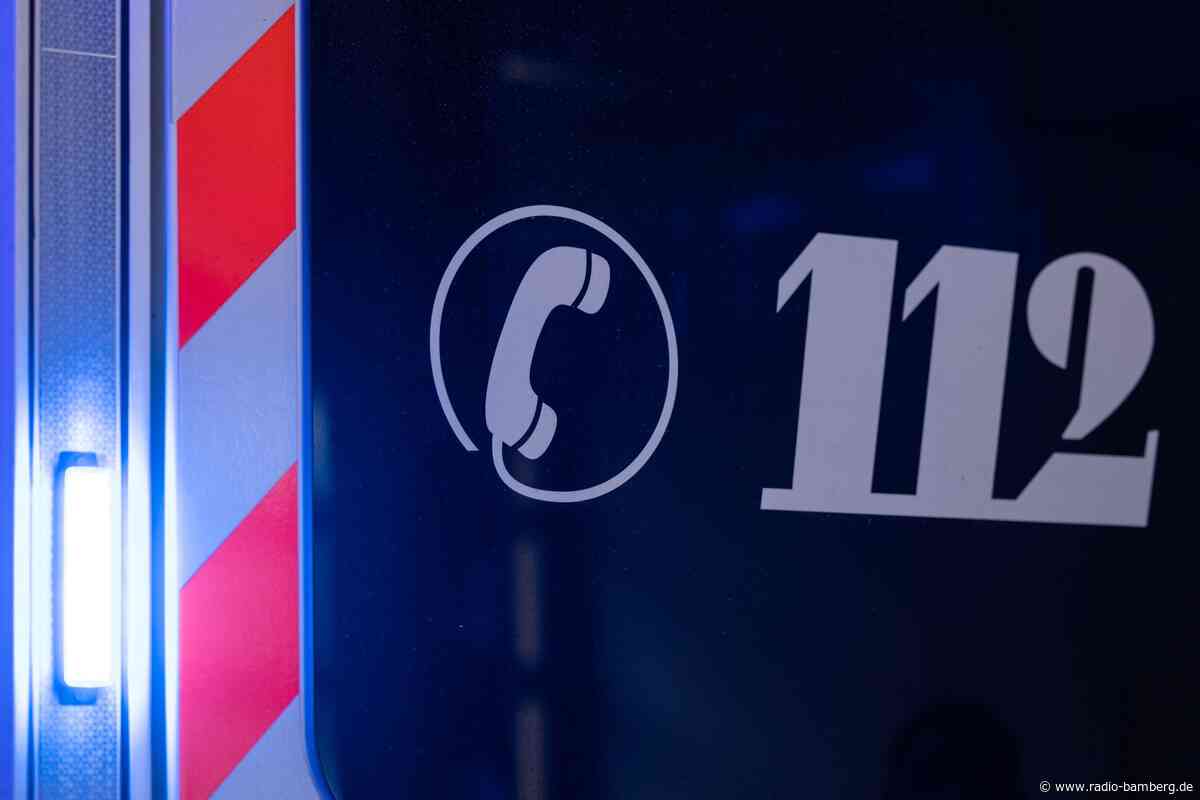 Vorbeiradelnde Feuerwehrleute retten kollabierende Seniorin