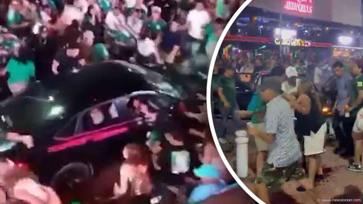 Auto rijdt in op groep voetbalfans Mexico: zeventien gewonden