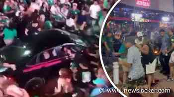Auto rijdt in op groep voetbalfans Mexico: zeventien gewonden