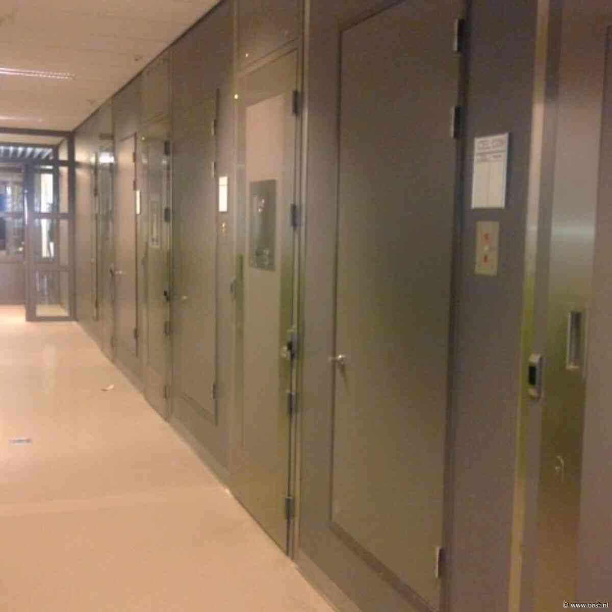 Arrestanten wordt het te heet onder de voeten, cellencomplex Borne dicht