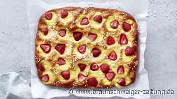 Erdbeer-Butterkuchen mit Puddingklecksen