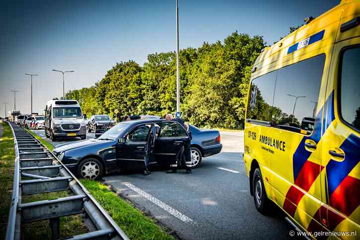Automobilist onwel en botst tegen vangrail
