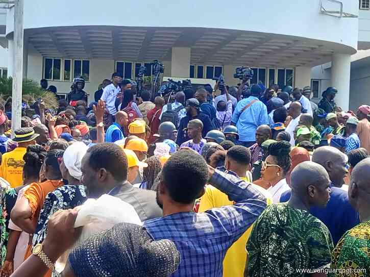 Federal workers to protest over wage review on Monday