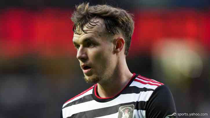Scunthorpe sign attacker Hurst after loan spell