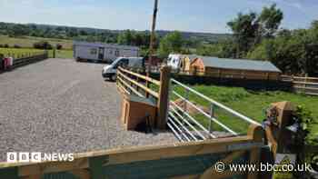 Couple dismiss traveller site rumours on land