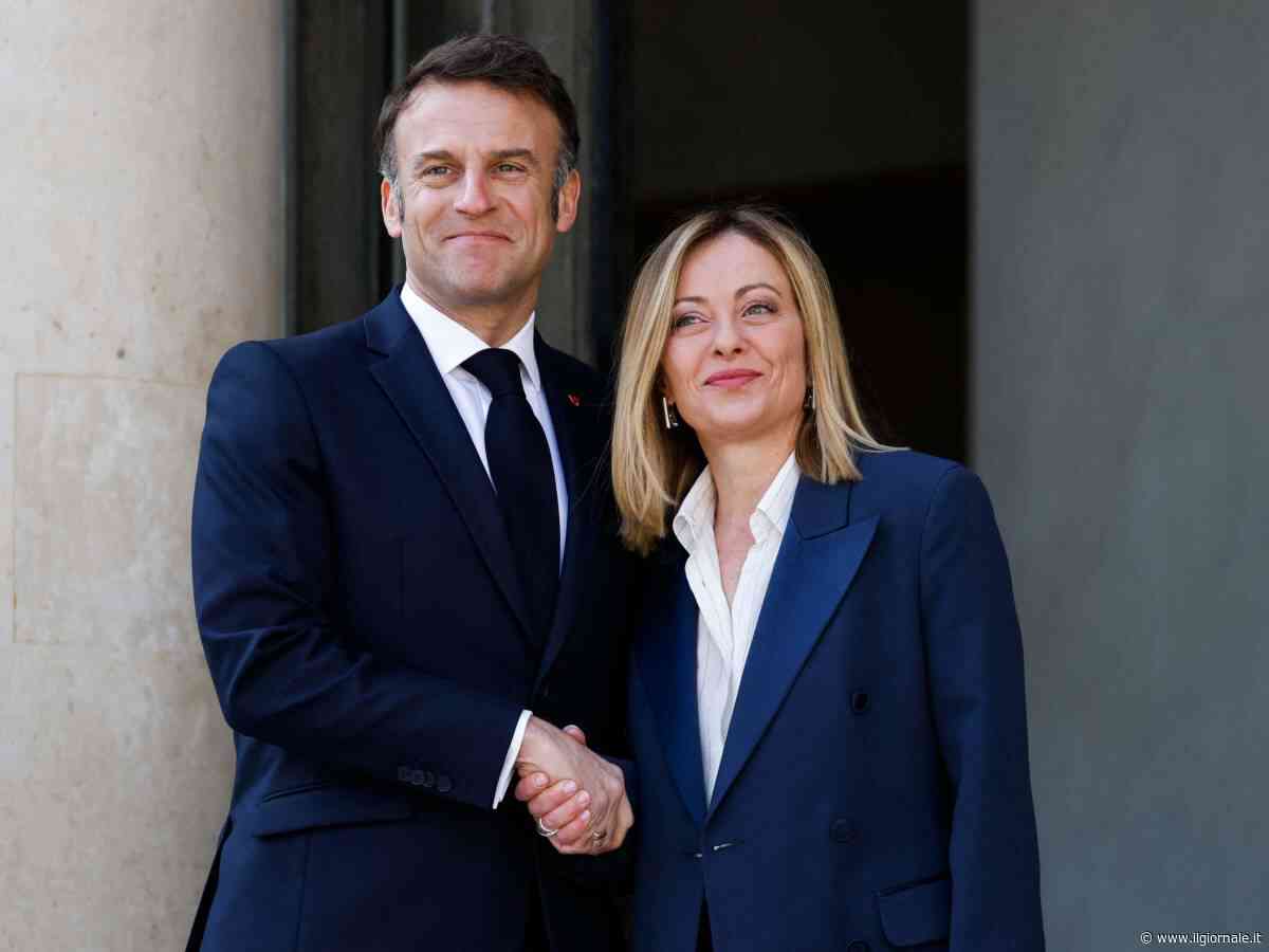 Al via il vertice Italia-Francia, Macron e Meloni a Villa Eilenroc. Lo scambio di battute tra i due: "Da quanto tempo"