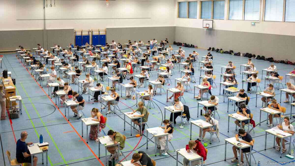 Realschüler brüten über Abschlussprüfungen