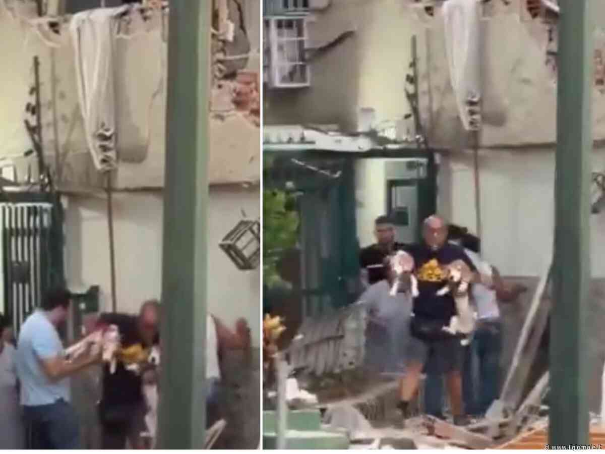 Caracas, uomo scappa dalla casa in macerie con i suoi due cani in braccio durante il sisma
