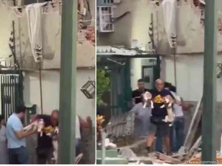 Caracas, uomo scappa dalla casa in macerie con i suoi due cani in braccio durante il sisma