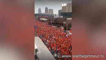 Bi-zar: tienduizenden Oranje-fans springen van links naar rechts