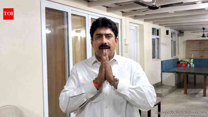 'Situation escalated': Hours after threatening journalists, Shiv Sena MP Sanjay Dina Patil apologises