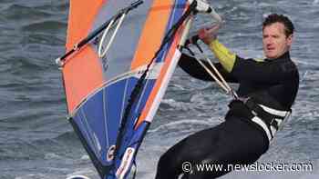 Franck (57) geeft duizenden euro’s per jaar uit aan windsurfen: ’Ik wil grens van 60 km/u doorbreken’