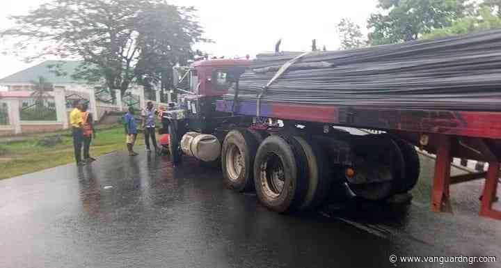 Trailer crashes into FMC Umuahia fence, causes traffic gridlock
