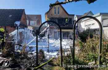 FW Heide: Feuer greift von Anbau auf Wohnhaus über / Großbrand im Stadtgebiet