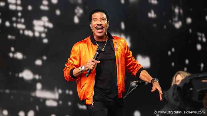 Are Older Artists Pushing Themselves Too Hard? Rod Stewart and Lionel Richie Both Experience Near-Collapses On Stage
