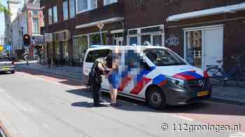 Man slaat zomaar passanten