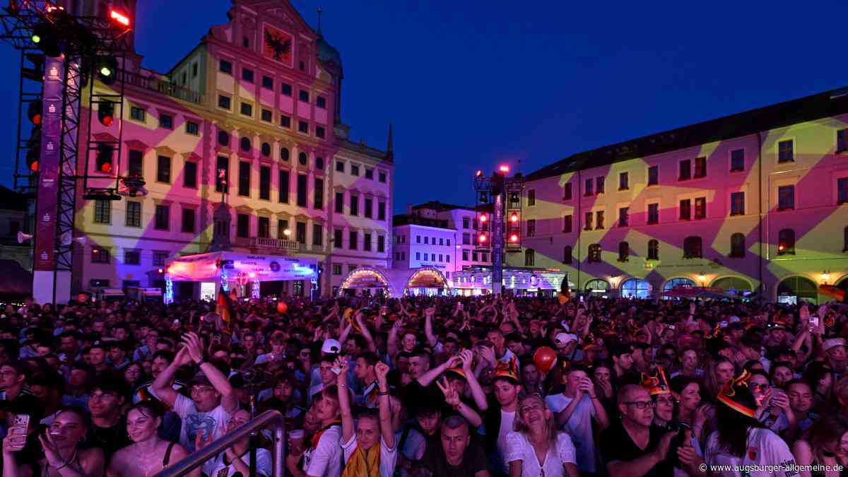 Voller Rathausplatz: Beliebtes Public Viewing bei den Augsburger Sommernächten