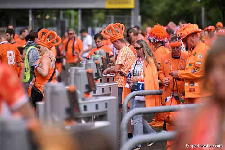 🫣 Fans forced from the stands! Storm threatens World Cup match