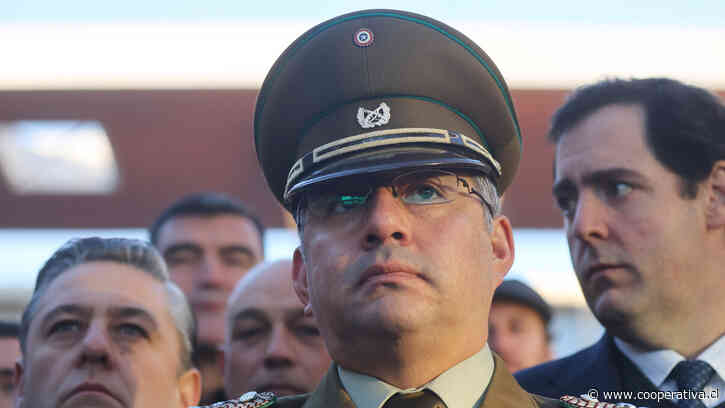 Acompañado por libertarios, carabinero se entregó para cumplir condena por el 18-O