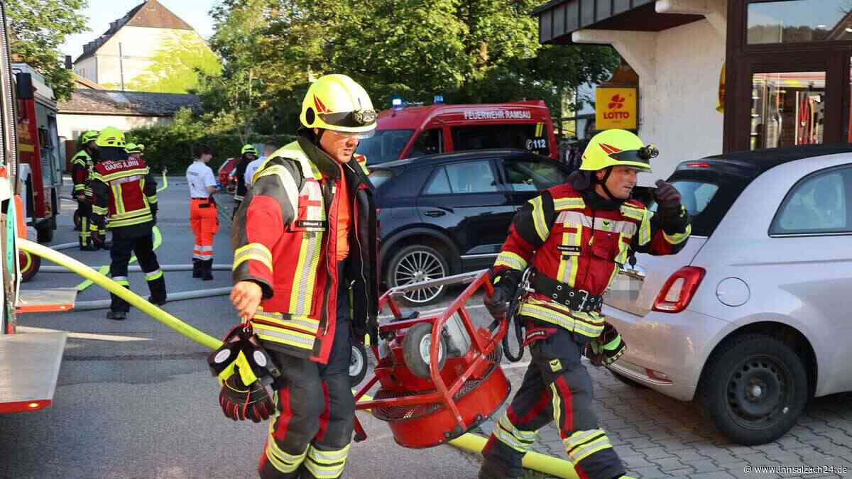 Rauchentwicklung in Mehrfamilienhaus – zahlreiche Feuerwehren rücken aus