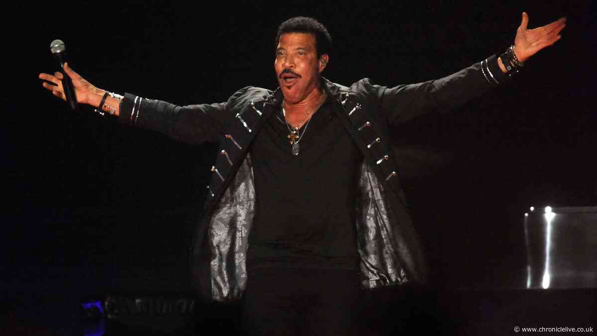 Health fears for Lionel Ritchie after star gets 'dizzy' and walks off stage