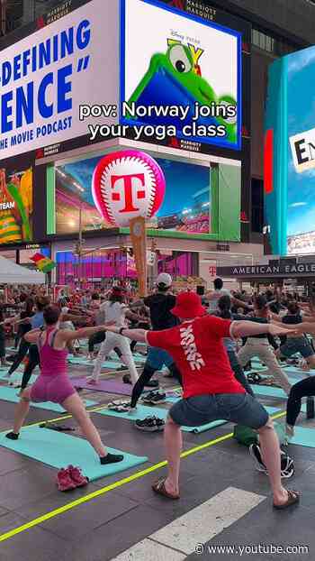 Norway fans joined on some yoga poses during #Solstice in #TimesSquare 🧘🏼‍♂️🚣 #WorldCup #Norway