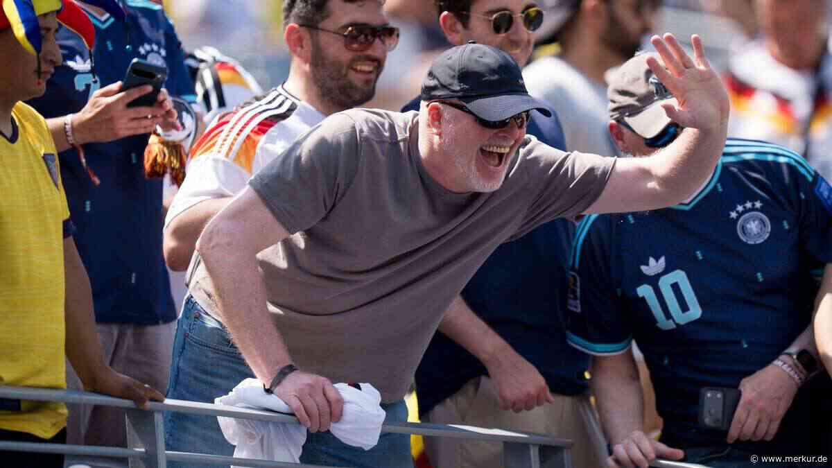 Foto mit Seltenheitswert: TV-Legende beim Deutschland-Spiel erwischt – trotz Kappe sofort erkannt