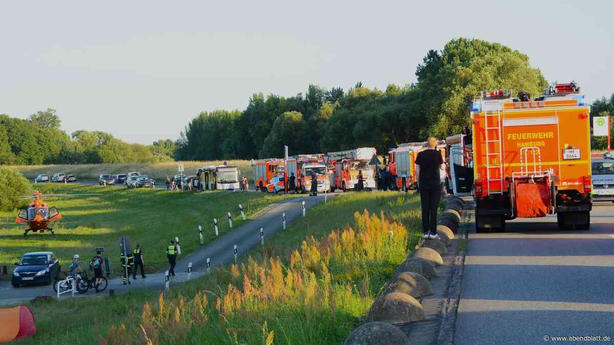Feuerwehrtaucher in Bergedorf: Kinder entdecken Pkw in Badesee