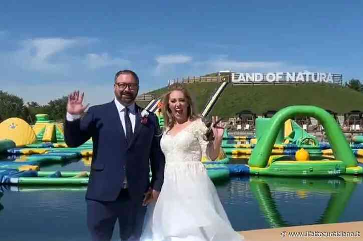 Si sposano sei volte in poche settimane e poi si lanciano su uno scivolo acquatico in abito da cerimonia: la folle corsa di una coppia per il Guinness dei primati