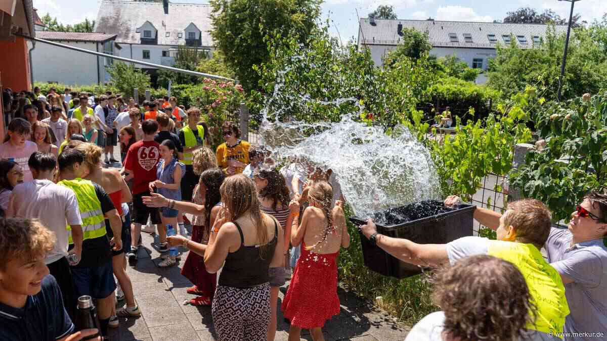 Die Lehrer wurden nicht verschont: Große Wasserschlacht auf dem Schulgelände