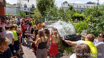 Die Lehrer wurden nicht verschont: Große Wasserschlacht auf dem Schulgelände