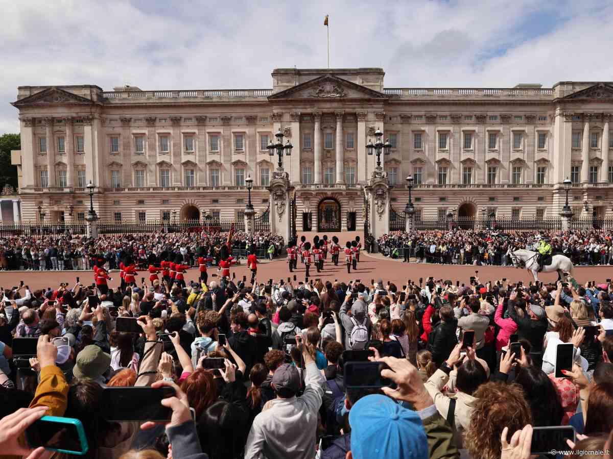 Re Carlo via da Buckingham Palace, non sarà più la sua residenza. Ecco dove andrà a vivere. Ma a Londra è già polemica