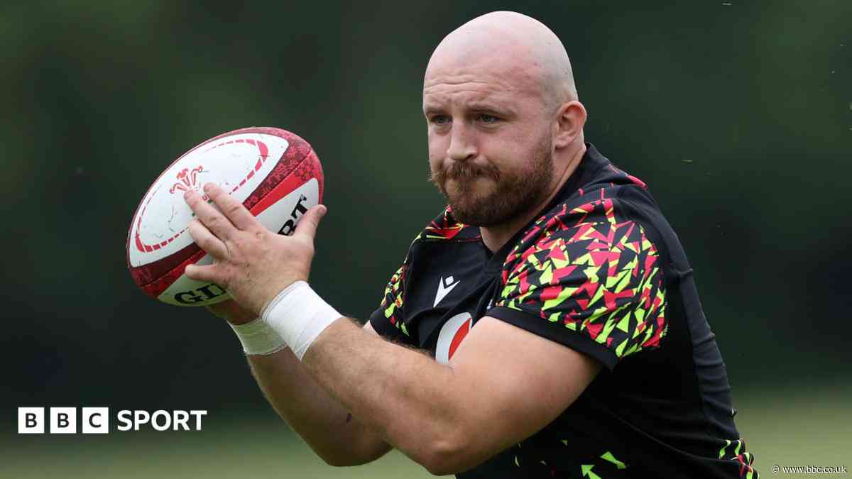 Lewis revives Wales career in problem position
