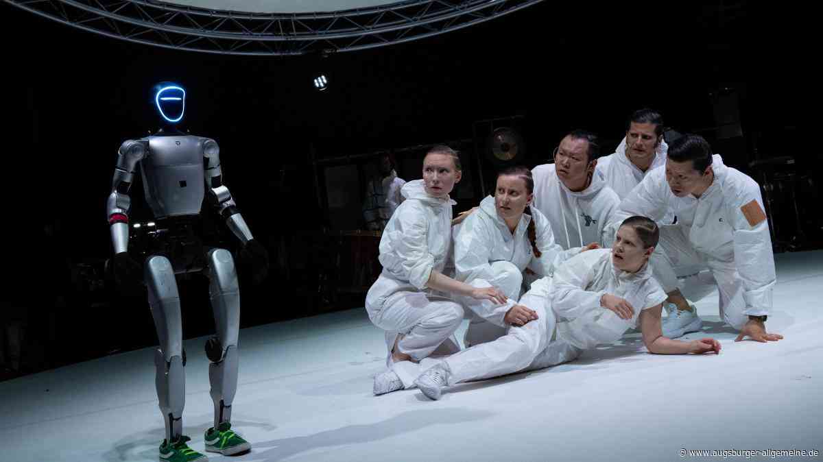 Karlas großer Auftritt: Ein Roboter der THA Augsburg spielt auf der Theaterbühne auf