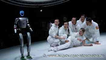 Karlas großer Auftritt: Ein Roboter der THA Augsburg spielt auf der Theaterbühne auf