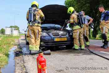 Auto vat vlam onder motorkap