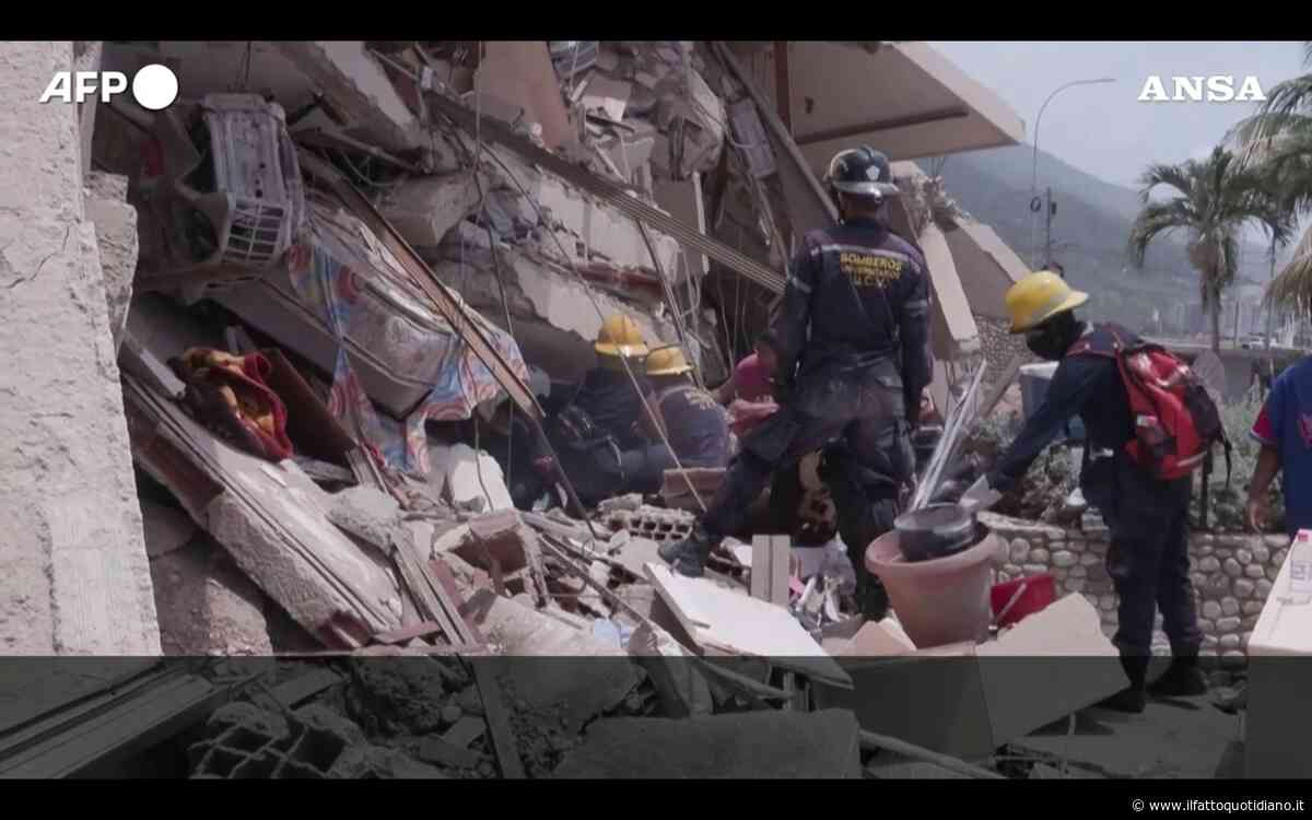 In Venezuela si scava sotto le macerie: il video all’indomani del forte terremoto che ha devastato il Paese