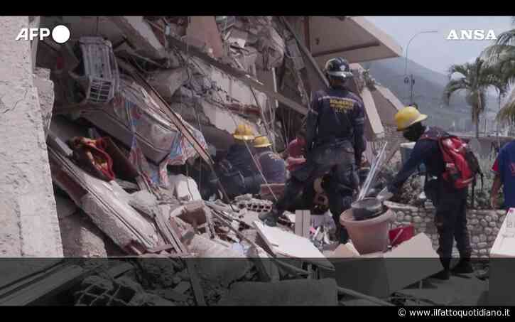 In Venezuela si scava sotto le macerie: il video all’indomani del forte terremoto che ha devastato il Paese