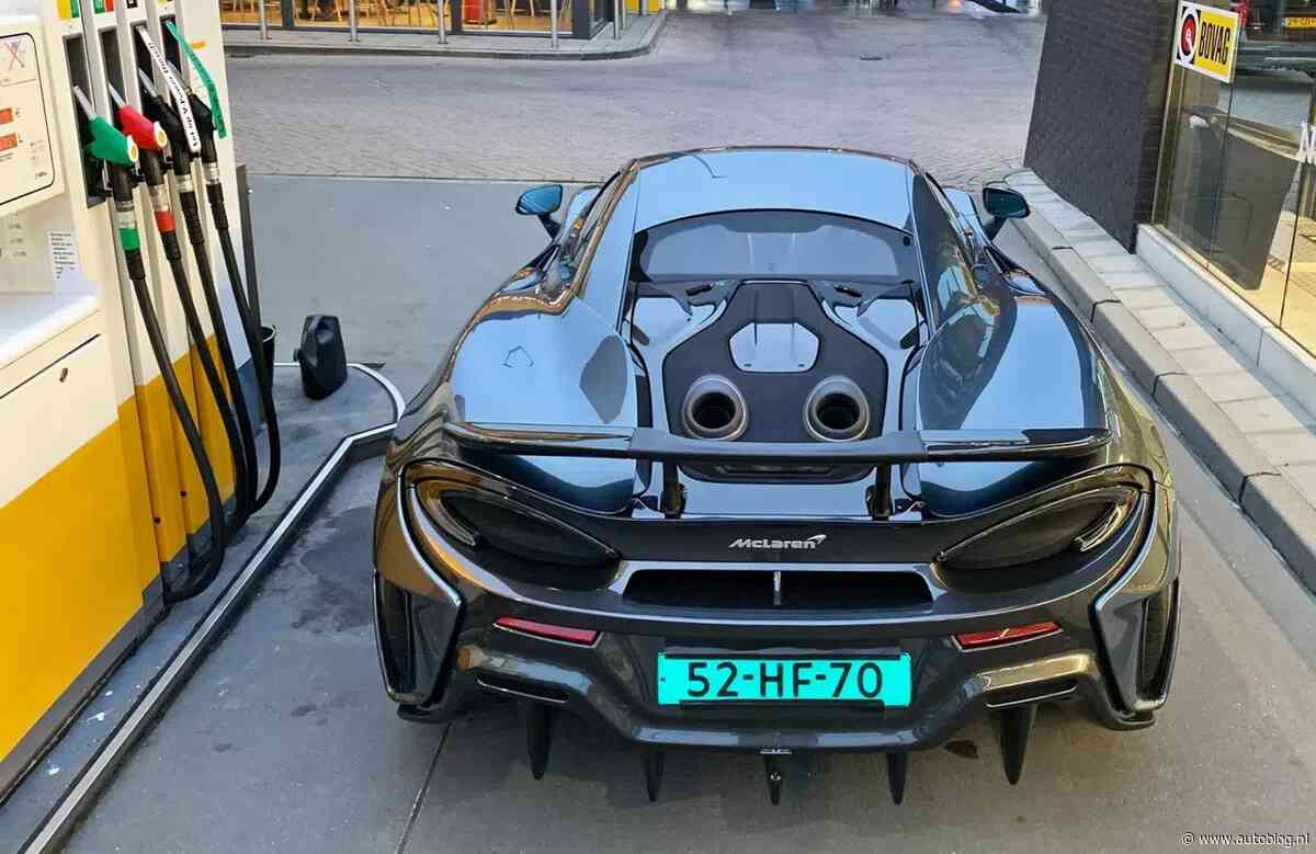 Auto tanken in de hitte: wel of niet volgooien?