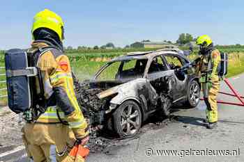 Auto volledig uitgebrand na rook onder motorkap