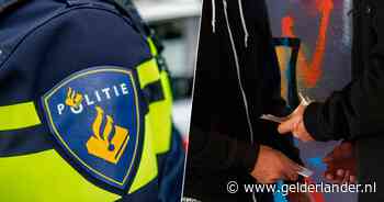 Bewoners klagen over jongeren en dealen, maar bellen politie niet: ‘Angst en schaamte spelen mee’