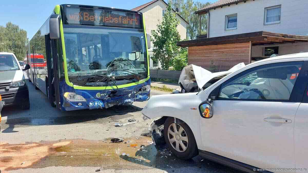 Autofahrerin fährt frontal in Linienbus – zwei Verletzte