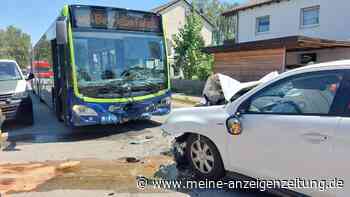 Autofahrerin fährt frontal in Linienbus – zwei Verletzte
