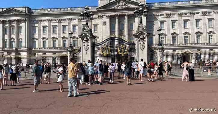 Tourists give their verdict on King’s decision not to move into Buckingham Palace