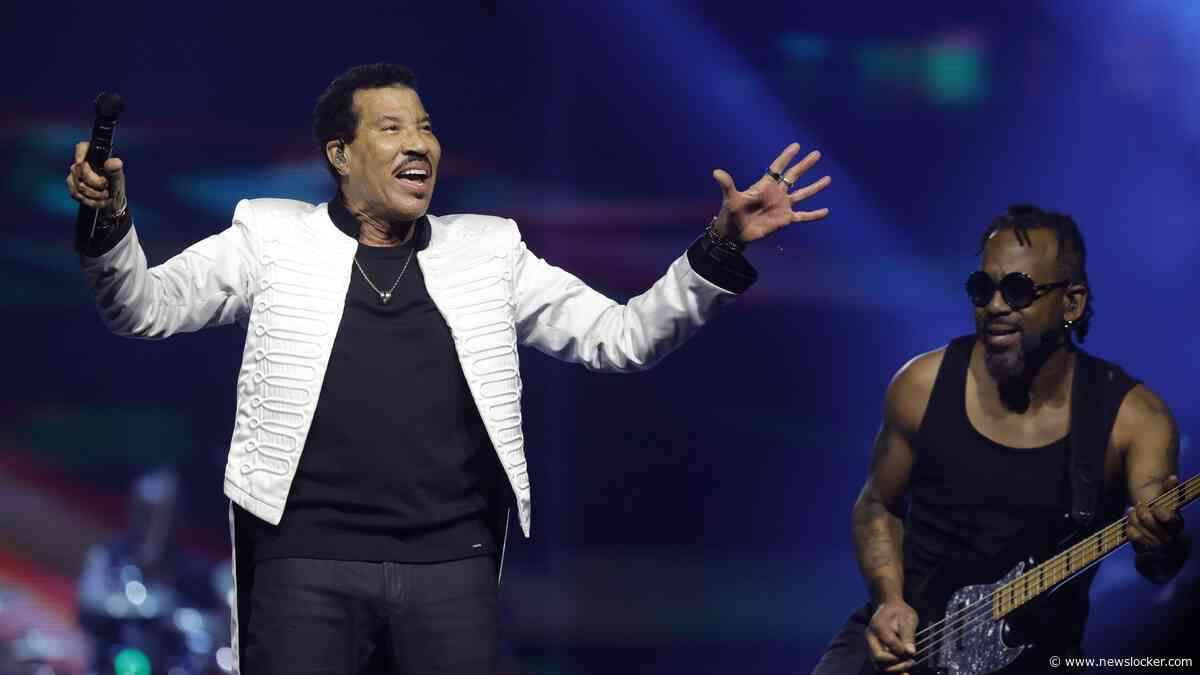 Lionel Richie (77) naar ziekenhuis na flauwte tijdens show: concerten uitgesteld