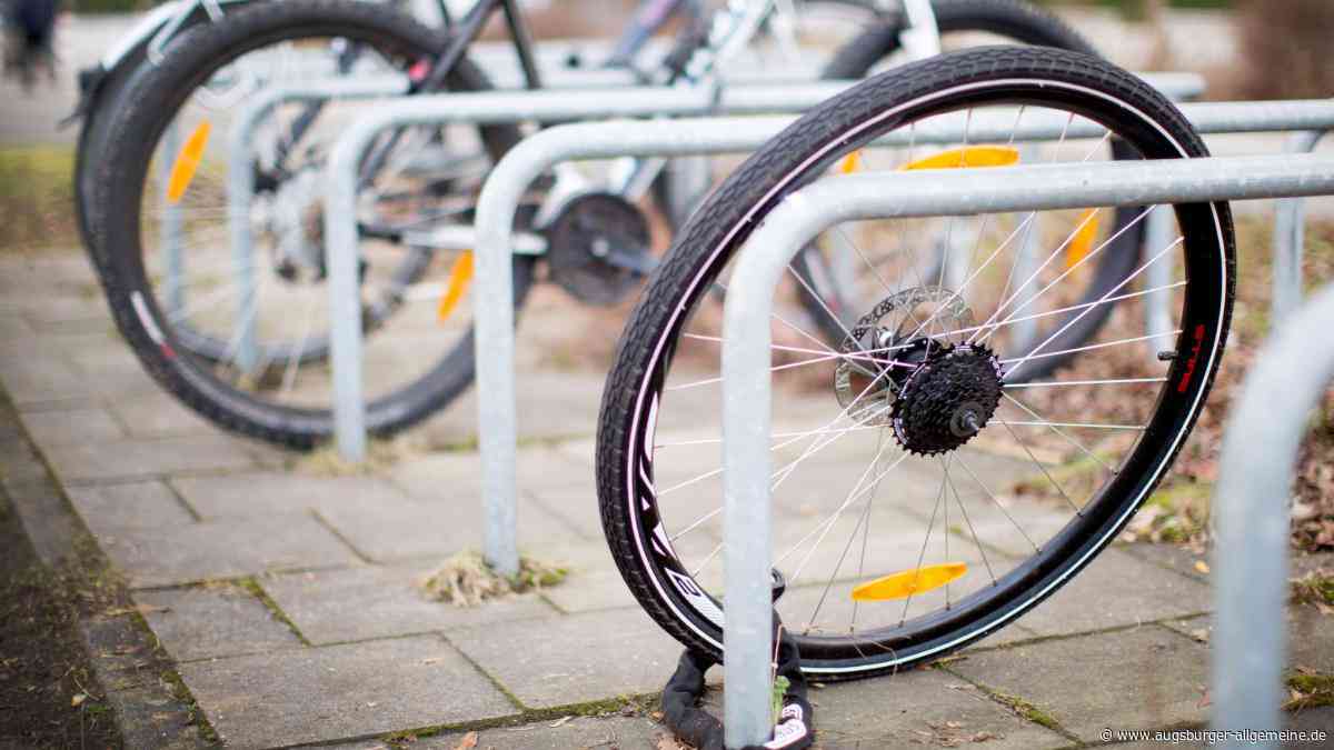 Teures Fahrrad aus Fahrradständer gestohlen