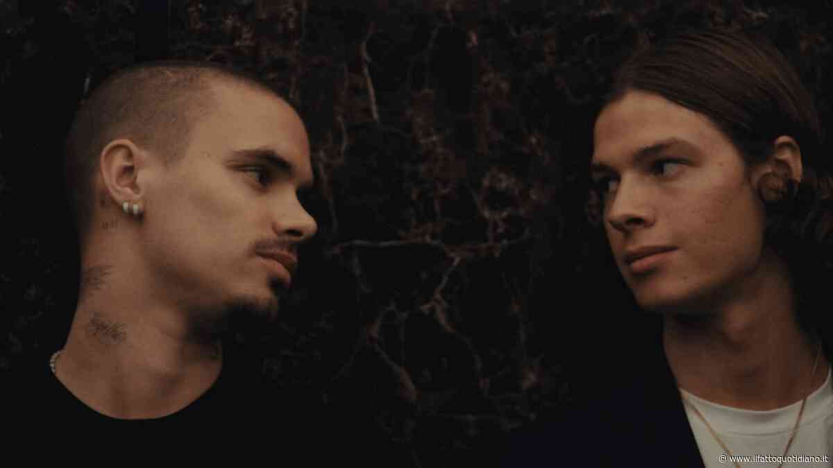 Romeo Beckham debutta al cinema con un film queer: è un tennista innamorato di Paul Kircher in “Forte Love”