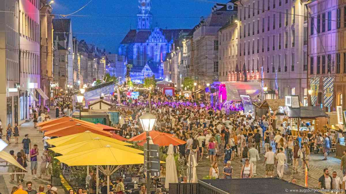 „Samstag werde ich im Kalten sitzen“: Wie Besucher der Sommernächte mit der Hitze umgehen