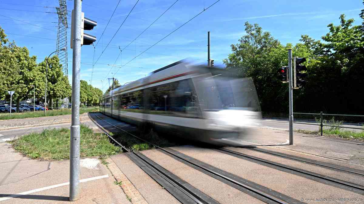 Auto und Straßenbahn stoßen beim Abbiegen zusammen – ein Fahrgast verletzt