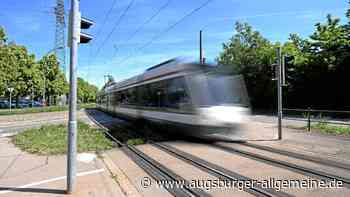 Auto und Straßenbahn stoßen beim Abbiegen zusammen – ein Fahrgast verletzt